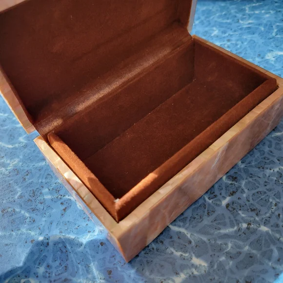 Jewelry box with beautiful shell inlay and soft velvet like interior. - Picture 4 of 7